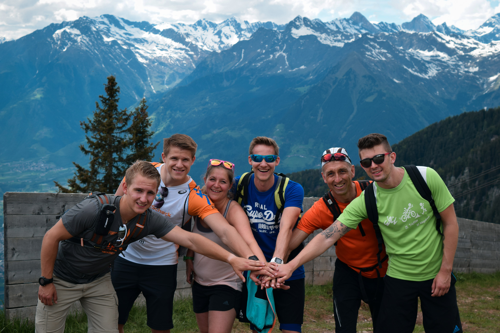 Gruppenbild bei einer Sportreise in den Bergen